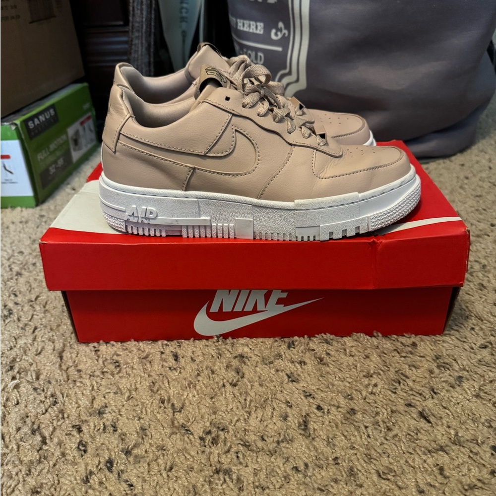 Nike pixel particle beige